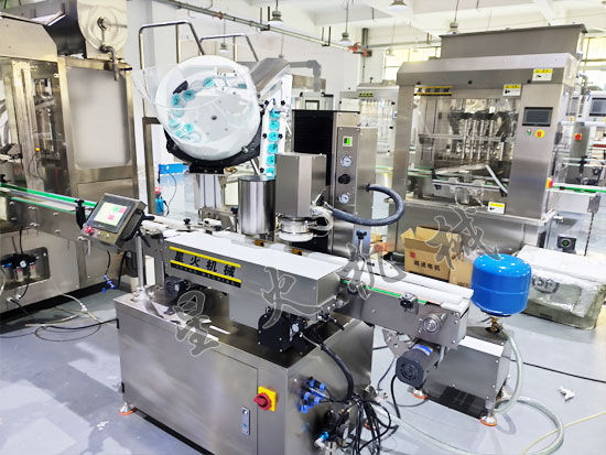 瓶装牛肉酱灌装真空旋盖生产线细节展示