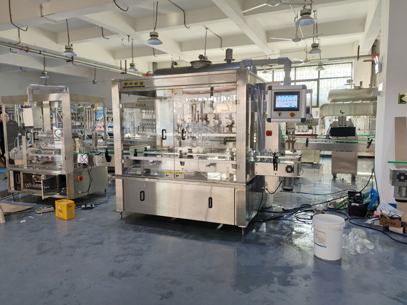 四川全自动液体灌装机展示