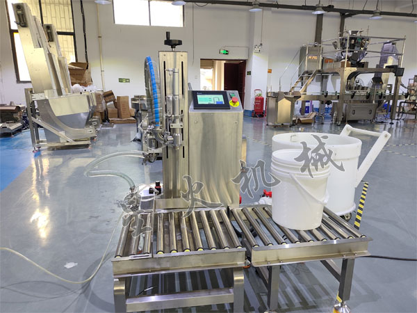 半自动称重式液体灌装机