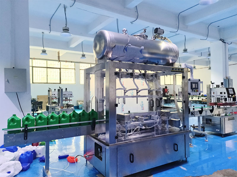 4头桶装农药称重灌装机实拍图