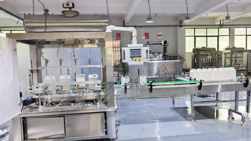 4头桶装农药称重灌装机实拍图